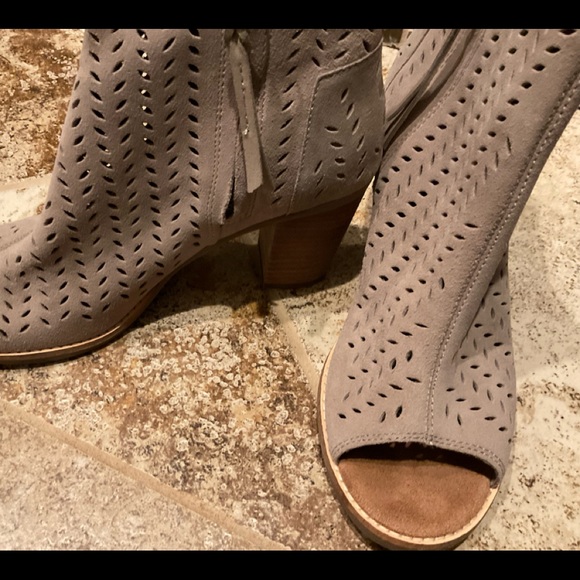 LIKE NEW - TOMS SIZE 8 MAJORCA DESERT SUEDE PERFORATED LEAF PEEP TOE BOOTIES - Picture 2 of 7